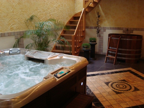 4-person hot tubs